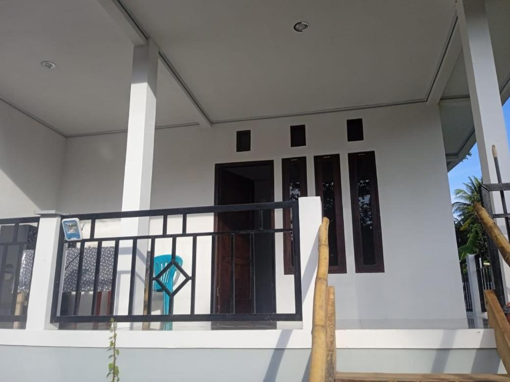 Riung Tiga Empat Tujuh Guesthouse Exterior photo